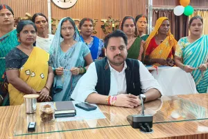 रक्षाबंधन से पहले समूह की बहनों का स्नेह, जिलाधिकारी की कलाई पर सजी आत्मनिर्भरता की राखी