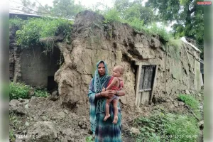 बरसात में कच्चा मकान गिरा, आवास के लिए गरीब परिवार की गुहार