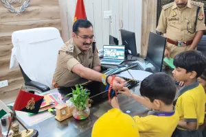रक्षासूत्र बांधकर बच्चों ने पुलिस के साथ मनाया रक्षाबंधन