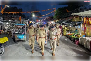 बारावफात पर्व पर सुरक्षा व्यवस्था को लेकर पुलिस अधीक्षक सोनभद्र ने परखी सुरक्षा  व्यवस्था  ,  किया पुलिस बल के साथ पैदल गस्त
