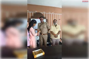 रक्षाबंधन पर छात्राओं ने चौकी प्रभारी को बांधा रक्षासूत्र।