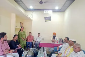 मीरा मोहन सी प्रीत लिख देना, सबके अधरों पे गीत लिख देना