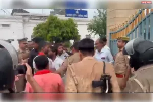 एसपी कार्यालय पर प्रदर्शन के दौरान पुलिस और हिंदू संगठन कार्यकर्ताओं में टकराव