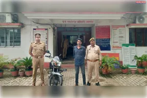 नवाबगंज पुलिस टीम द्वारा 01 अभियुक्त गिरफ्तार, कब्जे से चोरी की 01 मोटरसाइकिल बरामद।