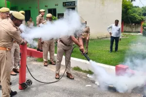 ओबरा में फायर सर्विस चोपन द्वारा पुलिसकर्मियों को अग्निशमन उपकरणों की दी गई जानकारी, कराया गया फायर फाइटिंग रिहर्सल