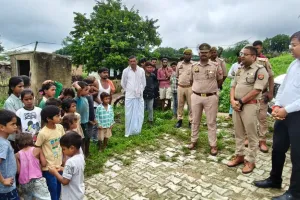 बढ़ते जलस्तर को लेकर प्रशासन अलर्ट, नदी किनारे बसे गांवों में पहुंचकर ग्रामीणों को किया जागरूक