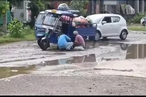 बारिश में जलभराव से बढ़ी परेशानी, कानपुर रोड पर गड्ढों में फंसे वाहन