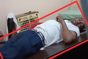 टेबल पर सोया वार्ड बॉय,जांच के नाम पर महज खानापूर्ति