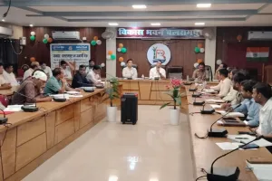 व्यापारियों और उद्यमियों की समस्याओं का समयबद्ध निस्तारण सुनिश्चित करें अधिकारी : डीएम