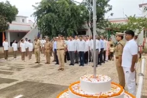 80वें स्वतंत्रता दिवस पर पुलिस अधीक्षक सोनभद्र ने कैम्प कार्यालय एवं रिजर्व पुलिस लाइन में किया ध्वजारोहण, पुलिसकर्मियों को दिलाई कर्तव्यनिष्ठा की शपथ