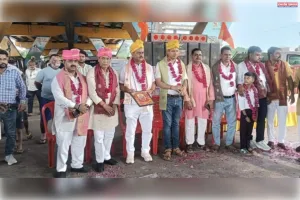 टूण्डला के सुभाष चौराहा पर कांवड़ियों का भव्य स्वागत, पुष्पवर्षा से गूंजा पूरा क्षेत्र