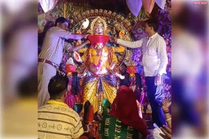 कस्बा अंदर एवं कटरा चौराहे पर थाना अध्यक्ष तथा वरिष्ठ पत्रकार ने किया भगवान गणेश का नेत्र पूजन