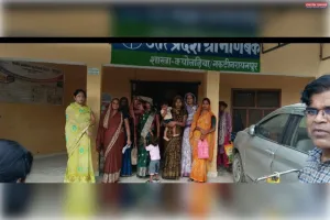 समूह के खाता खुलवाने के लिए टहला रहे ग्रामीण बैंक के शाखा प्रबंधक 