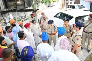नशों के खिलाफ एसएसपी डॉ. दर्पण आहलूवालिया की अनूठी पहल, गांव की सथ में लोगों के साथ जमीन पर बैठकर मांगा सहयोग