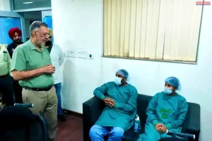 हेल्थ मिनिस्टर डॉ. बलबीर सिंह सरकारी राजिंदरा हॉस्पिटल के पहले किडनी ट्रांसप्लांट मरीज़ से मिले