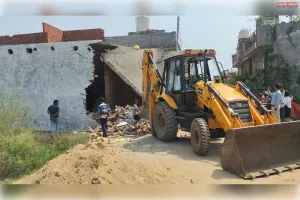 मनदीप कॉलोनी में मकान पर चला नगर निगम का पीला पंजा