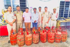 श्रीभूमि जिले के रामकृष्णनगर में पुलिस की छापेमारी, 15 एलपीजी सिलेंडर बरामद; दो गिरफ्तार