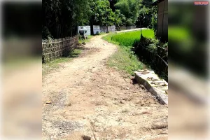 श्रीभूमि जिले के कालाछड़ा चाय बागान में अधूरी सड़क को लेकर नाराजगी