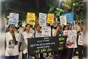 जमुई, बिहार में  छात्र-छात्राओं के साथ  वहशी घटना के ख़िलाफ़ महिला छात्रावास के सामने विरोध प्रदर्शन