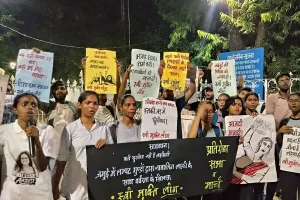 जमुई, बिहार में  छात्र-छात्राओं के साथ  वहशी घटना के ख़िलाफ़ महिला छात्रावास के सामने विरोध प्रदर्शन