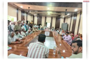 घाटमपुर के पतारा क़स्बे में एसडीएम ने सुनी समस्याएं तालाबों के संरक्षण की मांग