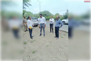 मंडलायुक्त ने देखा बरसात में उधड़ चुकीं कानपुर शहर की सड़कों को, दो दिन में पैच वर्क करने की दी हिदायत, लगाई फटकार 