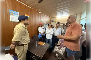 फीलखाना थाने की चौकी पर विधायक समर्थकों का हंगामा