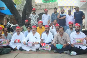 प्रधानमंत्री नरेंद्र मोदी के जन्मदिन पर कटोरा लेकर सड़क पर उतरे सपा कार्यकर्ता