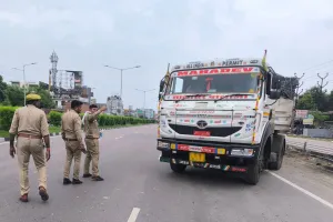 हाईवे किनारे अवैध पार्किंग पर यातायात पुलिस का अभियान, 197 वाहनों के चालान
