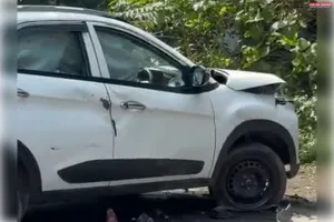 मुरी कंपनी पुल से नीचे गिरी टाटा नेक्सॉन, एक युवक घायल