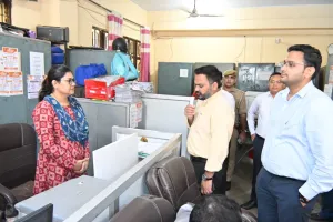 विकास भवन में डीएम का औचक छापा, मचा हड़कंप! IGRS की खराब रैंकिंग पर सख्ती, लंबित मामलों पर मांगा जवाब