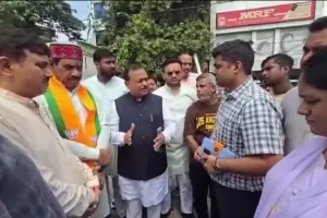 चुन्नीगंज में जर्जर सड़क को लेकर सांसद का सख्त रुख