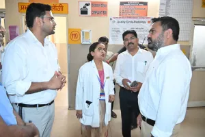 डीएम ने डफरिन और यूएचएम अस्पताल का किया निरीक्षण, मरीजों को गुणवत्तापूर्ण इलाज देने के निर्देश