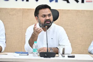 दीपावली से पहले बदलेगी कानपुर की सूरत: 20-25 दिन में 500 सड़कों की मरम्मत का लक्ष्य, रात में उतरे डीएम-नगर आयुक्त