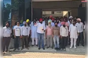 किसानों के लिए बने शेडों पर व्यापारियों का कब्जा, धान खरीद से पहले खाली कराने की मांग