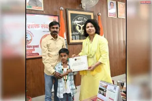 गोंडा के 6 वर्षीय रुद्र का नाम 'इंडिया बुक ऑफ रिकॉर्ड्स' में दर्ज मंडलायुक्त ने किया सम्मानित