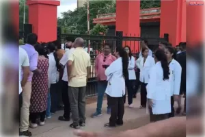 सिद्धार्थनगर : मेडिकल कॉलेज में हॉस्टल बेदखली के खिलाफ भड़का इंटर्न डॉक्टरों का आक्रोश