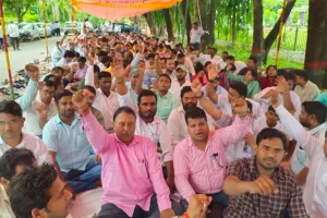 सिद्धार्थनगर  : 11 सूत्रीय मांगों को लेकर लेखपाल संघ का धरना/ प्रदर्शन तीसरे दिन भी रहा जारी