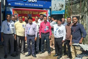हड़ताल से बैंकों पर लटका  ताला, बैंक ग्राहक लौटे बैरंग