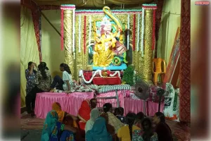 पंडालों में उमड़ी श्रद्धालुओं की भीड़