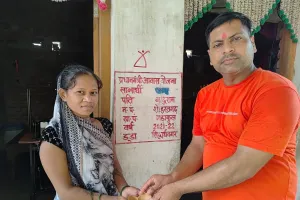 मण्डल अध्यक्ष ने पीएम मोदी के जन्मदिन पर लाभार्थियों के घर - घर पहुंचा रहे आशीर्वाद दीपक