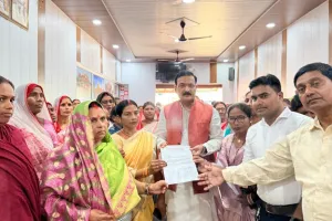 पूर्व मंत्री डॉ. सतीश द्विवेदी को आशा बहुओं ने सौंपा ज्ञापन