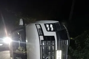 पिकअप की टक्कर से कार पलटी, चालक बाल-बाल बचाः भड़रिया-भवानीगंज मार्ग पर हुआ हादसा, चालक फरार