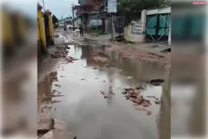गड्ढों में तब्दील सड़क, जलभराव से बढ़ी राहगीरों की मुश्किलें