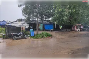 सिद्धार्थनगर में 72 घंटों से रुक - रुक कर बारिश, जलभराव और तेज हवाओं से बेहाल हुआ जनजीवन