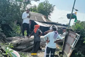 तेज हवा व बारिश के चलते गणेश के घर पर पेड़ गिरा, परिवार बाल -बाल बचा