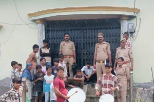 पुलिस ने जिला बदर अभियुक्त के घर चस्पा किया आदेश