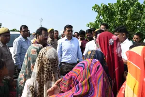 जिलाधिकारी ने बाढ़ प्रभावित गांवों का किया निरीक्षण, अधिकारियों को दिए निर्देश