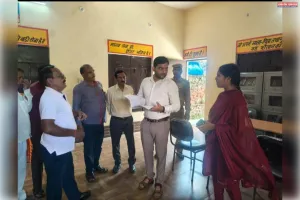 एसडीम नवाबगंज में लाइब्रेरी एवं पंचायत घर का निरीक्षण किया 