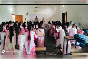 एंटी रोमियो टीम ने मिशन शक्ति अभियान के तहत किसान इंटर कॉलेज में जागरूकता कार्यक्रम